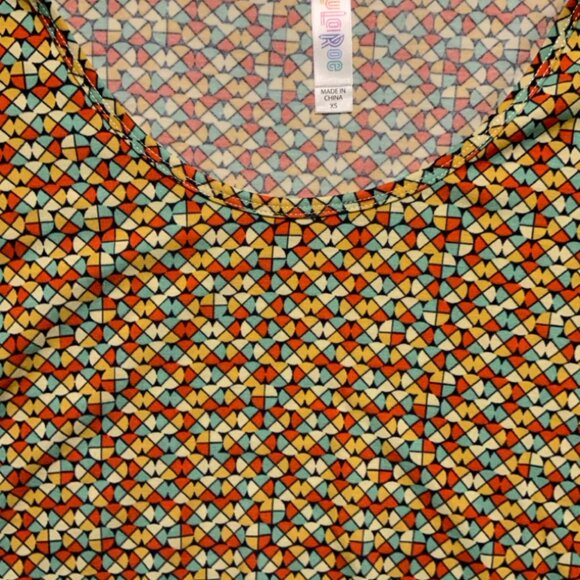NWT LuLaRoe X-Small Perfect Tee Half Sleeve Geometric Circle Triangles (I) - Picture 4 of 5